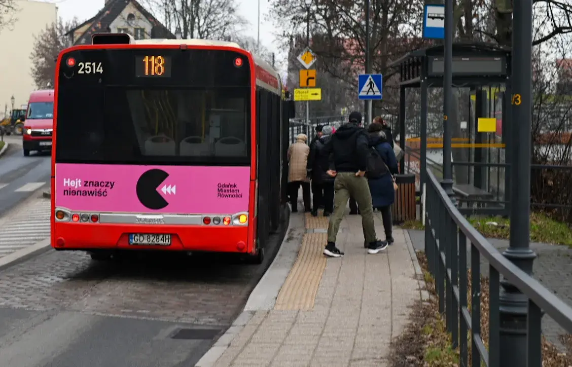 Bus at a stop in Gdańsk with a "hejt stop" billboard promoting the "Gdańsk Miastem Równości" campaign