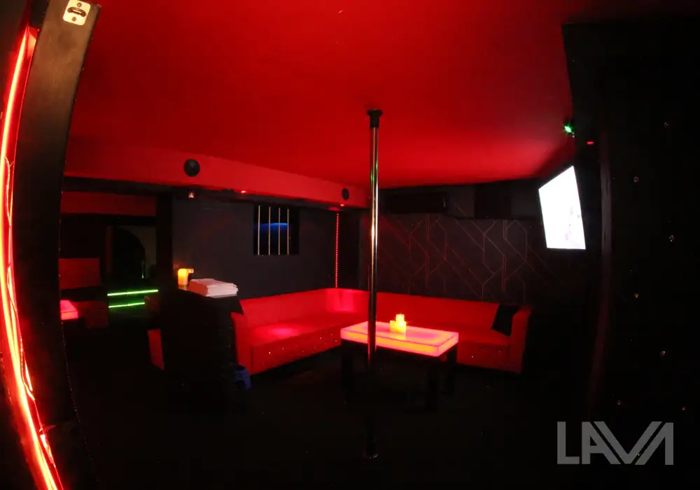 Photo of a sofa with a pole-dance pole at Lava Club, source: https://lava-club.pl/pl/i/Galeria/17